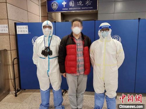 中國僑網(wǎng)犯罪嫌疑人歸國投案 王世玉 攝