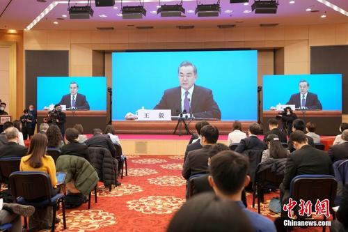 中國僑網(wǎng)圖為記者在梅地亞中心多功能廳采訪。 中新社記者 蔣啟明 攝