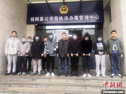 中國(guó)僑網(wǎng)警方成功抓捕犯罪嫌疑人 楊軍 攝