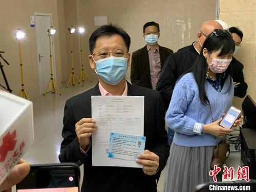 中國(guó)僑網(wǎng)全國(guó)臺(tái)灣同胞投資企業(yè)聯(lián)誼會(huì)會(huì)長(zhǎng)李政宏接種新冠疫苗 繆璐 攝