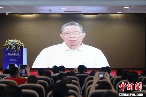 中國僑網(wǎng)鐘南山在“2021醫(yī)院管理與腫瘤防治系列線下研討會”上通過視頻發(fā)言 廣州醫(yī)科大學(xué)附屬腫瘤醫(yī)院供圖