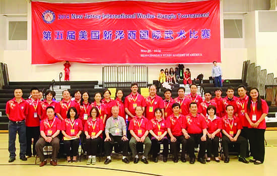 趙長軍與工作人員合影(美國《僑報》/后歆桐