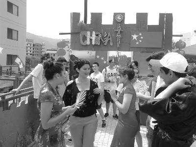 師生在展臺前忙碌