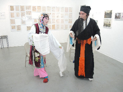 岳慶銀(右)與周龍章(左)主演京劇“宋江殺惜”。(美國《世界日報》/老亭諺