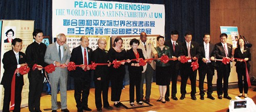 畫展開幕式上嘉賓們剪彩。(美國《僑報》/李依凌提供)