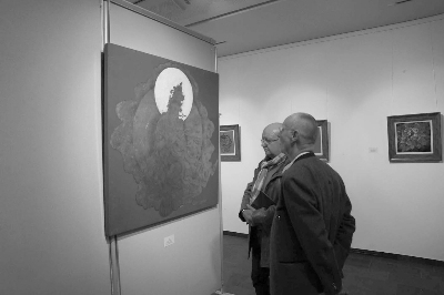 觀眾認真觀賞畫作