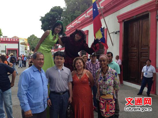 譚旭東赴委蘇克雷州參加詩歌節(jié)受到州長的熱情接待