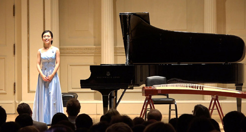 右圖為蔡穎在獨奏會現(xiàn)場答謝觀眾。(美國《僑報》/沙洪汐提供)