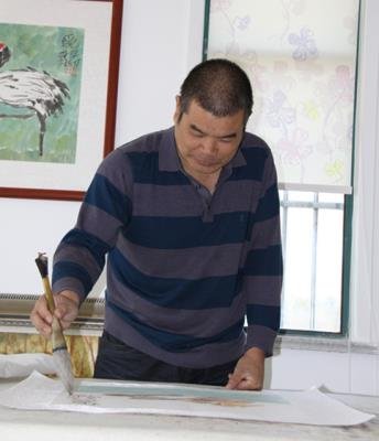 李冉正在創(chuàng)作(美國(guó)《世界日?qǐng)?bào)》)