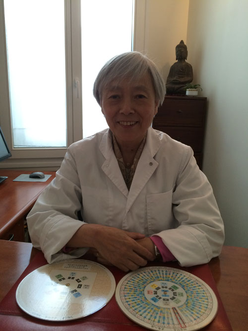 朱勉生與她的時(shí)空針灸圖。(法國(guó)《歐洲時(shí)報(bào)》/黃冠杰