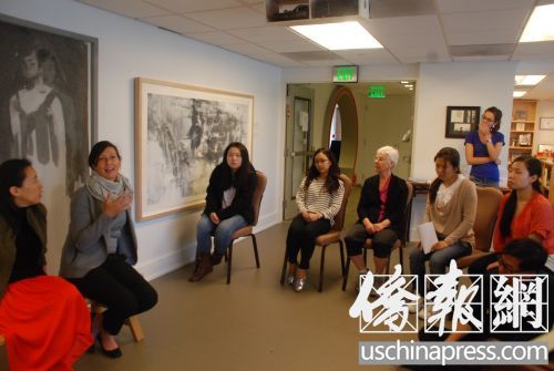 李美玲介紹她創(chuàng)作此次作品的心路歷程。(美國(guó)《僑報(bào)》/吳卓明