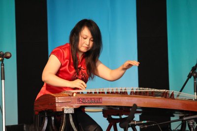 楊藝傾情演奏(美國《世界日報》/馮兆音