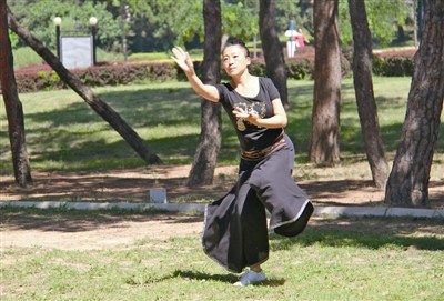 柯文正在表演氣功舞。實習(xí)記者