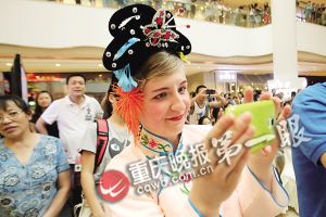 來自波蘭的同學(xué)用手機(jī)記錄表演過程