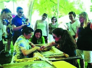 蔡梅英現(xiàn)場刺繡《蒙娜麗莎》作品