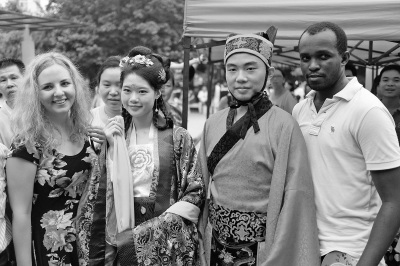 外國(guó)友人在珠村體驗(yàn)乞巧文化。