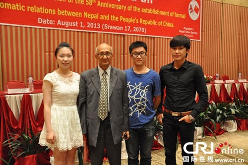 實(shí)習(xí)生楊冠林與前任尼駐中大使合影