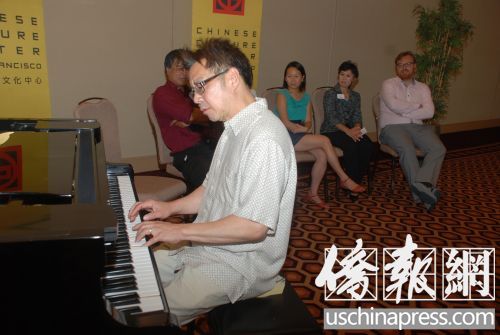 胡健良在新聞發(fā)布會(huì)上即興演奏《臺(tái)山鐵路》片段。(美國《僑報(bào)》/吳卓明
