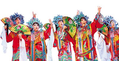 藝術團演員與僑胞小朋友一起表演。