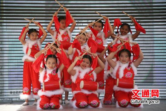 喜慶的表演《小鼓妞妞》