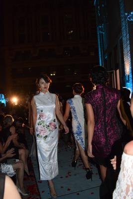 中國(guó)僑網(wǎng)“上海1930”旗袍社會(huì)名流慈善晚宴上的旗袍秀。(美國(guó)《世界日?qǐng)?bào)》/李玥 攝)