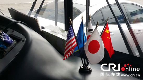 中國僑網(wǎng)接送運(yùn)動(dòng)員和媒體的班車上安裝的飾品