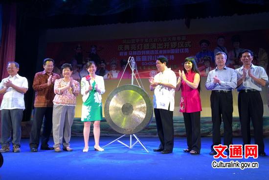 中國僑網(wǎng)嘉賓為活動鳴鑼。(文化部網(wǎng)站)