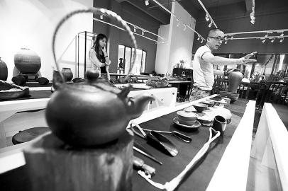 中國(guó)僑網(wǎng)海外巡展預(yù)展布展中。(余坪 攝)