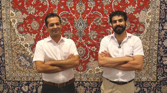 中國(guó)僑網(wǎng)來(lái)自伊朗的哈桑(左)和博海(右)在“純波斯”接受人民網(wǎng)采訪