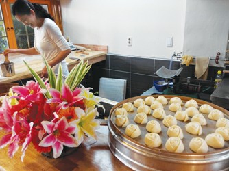 中國僑網(wǎng)周潔和她做的如花的花卷。(鐘??攝)