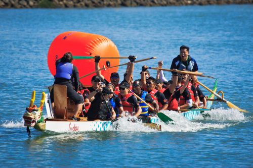 中國(guó)僑網(wǎng)龍舟健兒剛結(jié)束激烈的比賽,心情開(kāi)朗。(美國(guó)《僑報(bào)》)