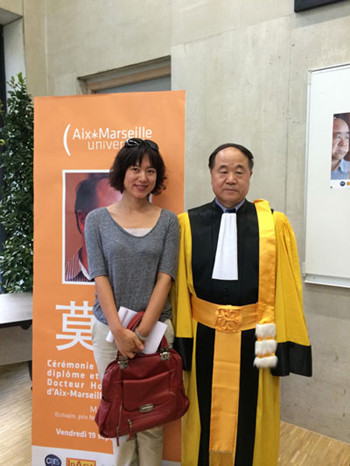 莫言與《歐洲時(shí)報(bào)》記者合影。(法國《歐洲時(shí)報(bào)》)