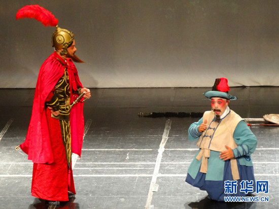 中國僑網(wǎng)演員在臺上表演(周??攝)