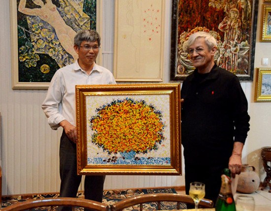 中國(guó)僑網(wǎng)庫(kù)爾巴諾夫?qū)⒆约旱漠?huà)作《繁花》贈(zèng)予中國(guó)畫(huà)家(賈興鵬 攝)