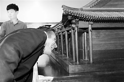 中國僑網(wǎng)法國觀眾觀看“圓明園大宮門區(qū)模型”。(陳曉偉 攝)