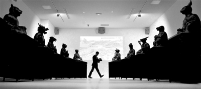 中國僑網(wǎng)“圓明重光”在巴黎展出。(陳曉偉 攝)