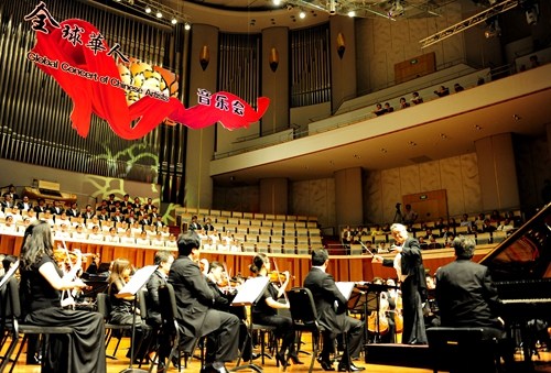 中國僑網(wǎng)著名指揮家鄭小瑛擔(dān)任音樂會(huì)嘉賓指揮(中新網(wǎng))