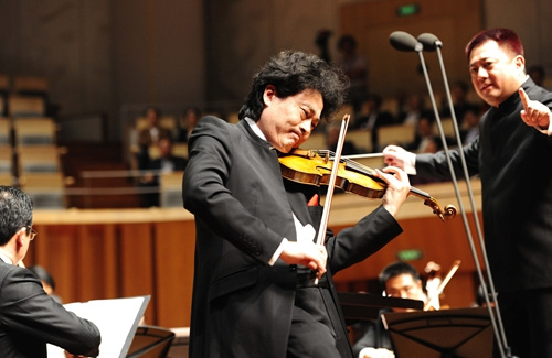 中國僑網(wǎng)著名小提琴演奏家呂思清演奏《梁?!罚ㄖ行戮W(wǎng))