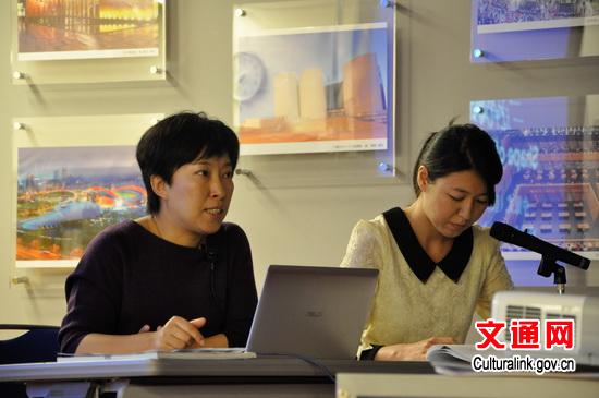 中國僑網(wǎng)北京大學(xué)考古文博學(xué)院講師路菁(左)。(文化部網(wǎng)站)