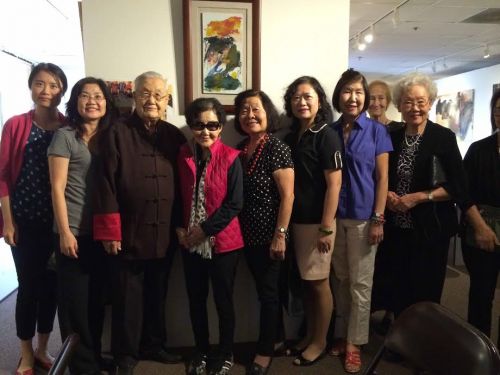 中國僑網圖為侯北人夫婦(左三、四)與他的弟子們在慶典儀式上。(美國《僑報》)