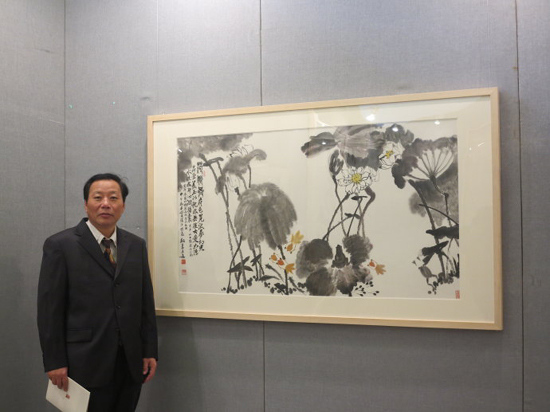 中國僑網魏來五道與其畫作《荷娘圖》(部分)