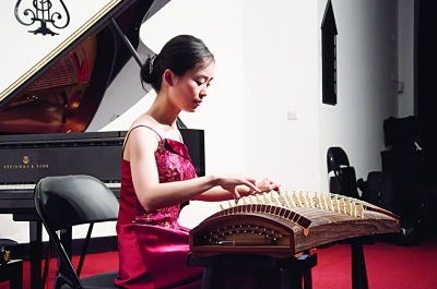 中國(guó)僑網(wǎng)蔡穎演出照。