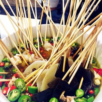 中國僑網(wǎng)四川缽缽雞好看又好吃。(美國《世界日報》/張宏 攝)