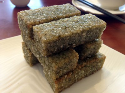 中國僑網(wǎng)上海人特色早餐苔條粢飯條。(美國《世界日報》/張宏 攝)