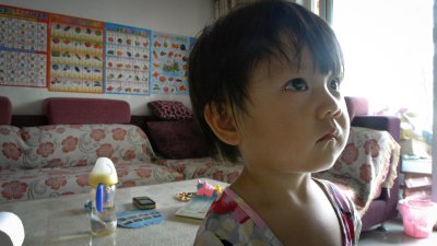 中國(guó)僑網(wǎng)《獨(dú)·生》劇照。(美國(guó)《世界日?qǐng)?bào)》)