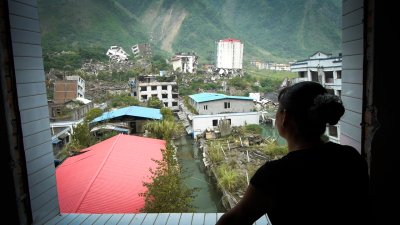 中國(guó)僑網(wǎng)《獨(dú)·生》劇照。(美國(guó)《世界日?qǐng)?bào)》)