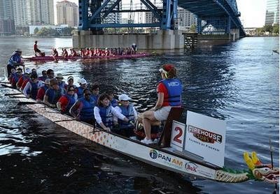 中國僑網(wǎng)兩支龍舟隊(duì)參賽隊(duì)伍。(美國《世界日報》)