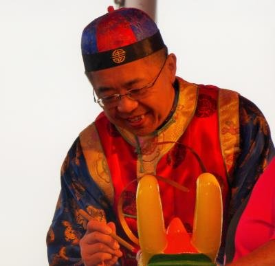 中國僑網(wǎng)杰城龍舟賽主席殷長虹為龍舟點(diǎn)睛。(美國《世界日報》)