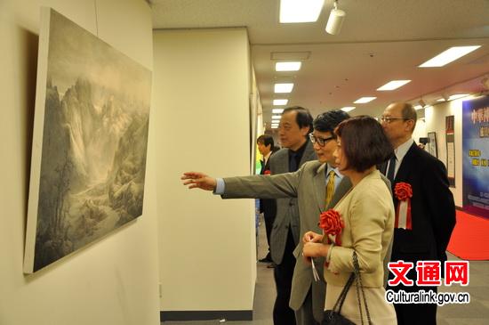 中國僑網(wǎng)藝術(shù)家向劉亞明總領(lǐng)事(近一)介紹作品。