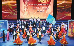 中國僑網(wǎng)閉幕式會(huì)旗交接儀式 記者 尚洪濤 攝